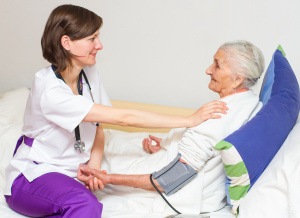 nurse-providing-patient-centered-care